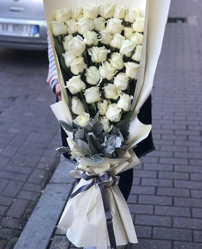 50 white roses
