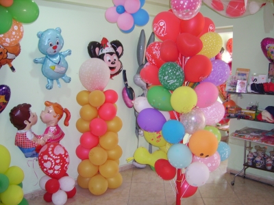 Balloon arrangements to Tirana
